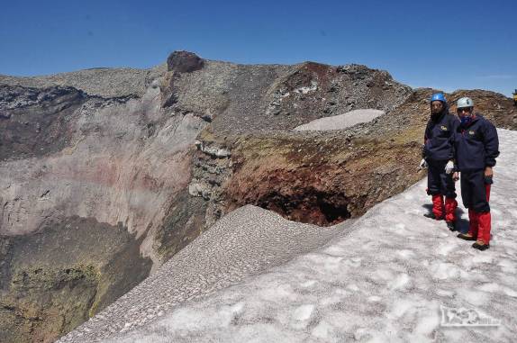Observando a enorme cratera do vulcão Villarrica, região de Pucón, no sul do Chile